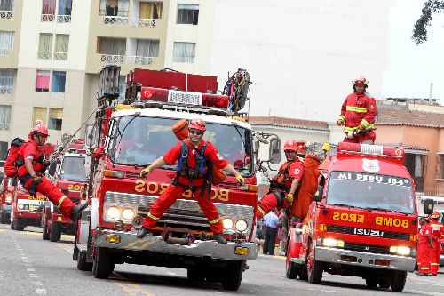 desfile%20bomberos%20peru%20julio.jpg