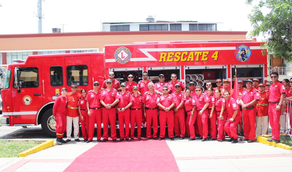 criscesarcollantes wrote: El. Casco me pertenece soy bombero voluntario de  la compañía de bomberos lima 4 en Lima Perú. One sharp looking…